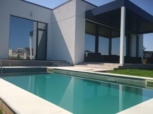 Bazén v ubytování Luxury Villas near Bucharest National Golf & Country Club nebo v jeho okolí