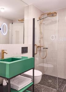 Koupelna v ubytování Wroclaw Hotel + 25 fotografií