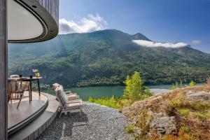 カウパンゲルにあるThe Sognefjord Cabinの山の景色を望むバルコニー(テーブル、椅子付)