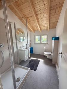 Vannituba majutusasutuses Neues, stilvolles Loft inmitten der Weinberge