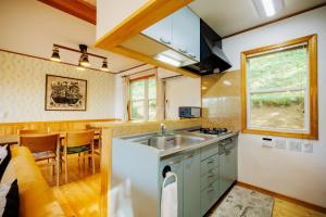 une cuisine avec un évier et un plan de travail dans l'établissement "Troll House" - a rental villa with natural hot sp - Vacation STAY 54186v, à To-katta 26 autres photos