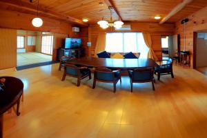 una grande sala da pranzo con tavolo e sedie di - Acorn Garden - - Vacation STAY 54262v a To-katta