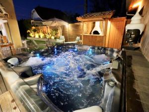 Πισίνα στο ή κοντά στο Luxurious villa with private spa near beach