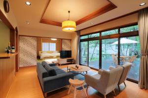 un salon avec un canapé, des chaises et une table dans l'établissement Kattagun - House - Vacation STAY 54279v, à To-katta