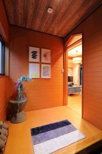 une pièce avec un mur en bois et un tapis dans l'établissement Kattagun - House - Vacation STAY 54279v, à To-katta