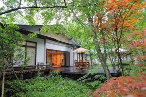 Cette maison dispose d'une terrasse couverte. dans l'établissement Kattagun - House - Vacation STAY 54279v, à To-katta