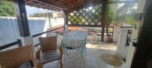 a balcony with a table and chairs on a patio at Appartamento em ponta negra in Natal