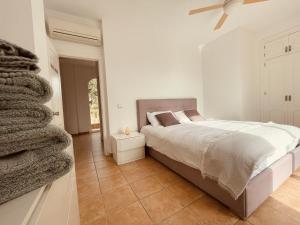 Un dormitorio blanco con una cama y una escalera. en Montaña Mimosa, en Alhaurín el Grande 49 fotos más