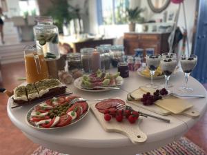 una mesa con platos de comida y copas de vino en Montaña Mimosa, en Alhaurín el Grande