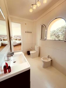 Un baño con lavabo e inodoro en Montaña Mimosa, en Alhaurín el Grande