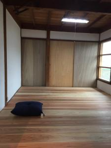 a large empty room with a blue pillow on the floor at Nobinobi Biyori - Vacation STAY 59081v in Minamiawaji