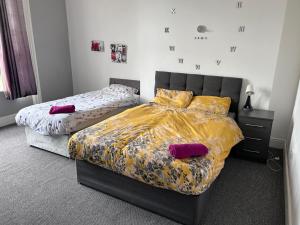 Postel nebo postele na pokoji v ubytování Green-Lodge Triple Double & Single Rooms Near LFC Anfield Free Street Parking 24-7