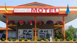 una tienda con un cartel para un motel en Harmony Inn, en Goderich