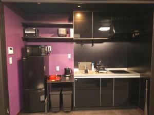 名古屋市にあるKorin - Vacation STAY 60460vの黒と紫の壁のキッチン(シンク付)