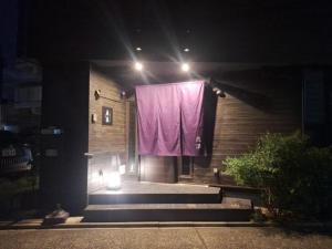 名古屋市にあるKorin - Vacation STAY 60460vの夜の建物の側面にある紫色のカーテン