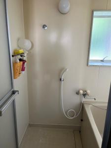 une douche dans une salle de bain avec une baignoire et un lavabo dans l'établissement Chambord Kyomachi - Vacation STAY 64829v, à Kumamoto