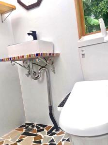 un baño con lavabo e inodoro en Ashitoku Bungalow - Vacation STAY 67581v, en Akaoki