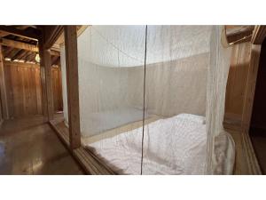 ImadomariにあるAkagawara no Kominka Pukarasa - Vacation STAY 42232vのガラス張りの部屋(ベッド付)