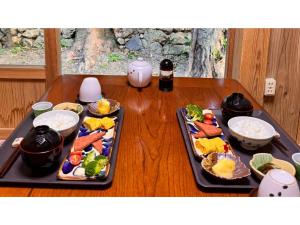 ImadomariにあるAkagawara no Kominka Pukarasa - Vacation STAY 42232vの木製テーブル