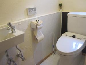 a bathroom with a toilet and a sink at Akagawara no Kominka Pukarasa - Vacation STAY 42241v in Imadomari +34 photos