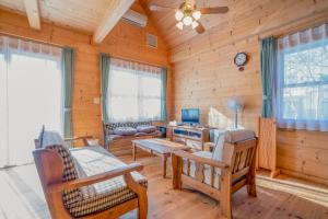 sala de estar con paredes de madera y techo en [Zao Cottage aiaiai] - Gaia Resort - Vacation STAY 52048v, en To-katta