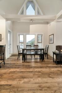 Afbeelding uit fotogalerij van 3BR Lakeside Retreat at Harrison in Harrison Hot Springs +19 foto's