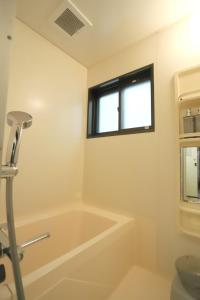 a bathroom with a bath tub and a window at Gyominsou - Vacation STAY 69053v in Otaru