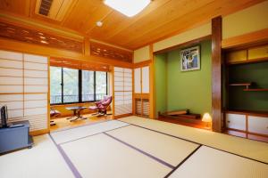 ein japanisches Zimmer mit grünen und weißen Wänden in der Unterkunft HIBIKI - Zao Sansuien Gaia Resort - Vacation STAY 54084v in To-katta
