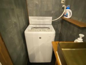 y baño pequeño con lavadora y secadora. en Rental of the whole house Amami Yamato-shuku -Akan - Vacation STAY 74831v, en Naon 3 fotos más