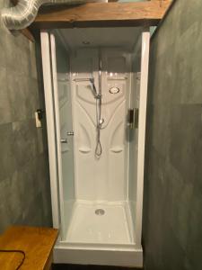 una ducha en un baño con puerta de cristal en Rental of the whole house Amami Yamato-shuku -Akan - Vacation STAY 74831v, en Naon