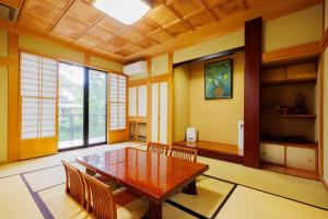 ein Esszimmer mit einem Holztisch und Stühlen in der Unterkunft HIBIKI - Zao Sansuien Gaia Resort - Vacation STAY 54084v in To-katta