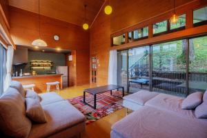 ein Wohnzimmer mit Sofa und Tisch in der Unterkunft Miyama - Zao Sansuien Gaia Resort - Vacation STAY 54108v in To-katta