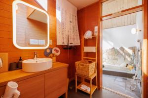 ein Badezimmer mit Waschbecken und Dusche in der Unterkunft Miyama - Zao Sansuien Gaia Resort - Vacation STAY 54108v in To-katta + 20 Fotos