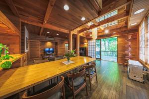 a large room with a large wooden bar with chairs at Zao Villa Suite Zen-ZEN - Vacation STAY 74899v in To-katta