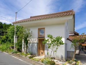 a small white house on the side of a road at Kakurega STAY Kurahinawara - Vacation STAY 74839v in Kyōmendao