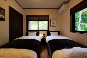 two twin beds in a room with a window at Zao Gen -Zao Sansuien Gaia Resort - Vacation STAY 54130v in To-katta +35 photos