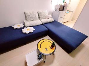 a bedroom with a large blue bed with flowers on it at MaMe Inn, - Vacation STAY 58206v in Saitama
