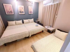 a small bedroom with two beds and a couch at MaMe Inn, - Vacation STAY 80189v in Saitama