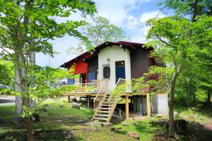 una casa con una scala che vi conduce di "Tonari no retoro " - Zao Sansuien - Gaia Resort - Vacation STAY 54183v a To-katta