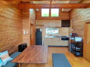 伊東市にあるLimone - Vacation STAY 76261vの木製の壁と木製テーブル付きのキッチン