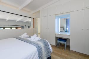 En eller flere senge i et værelse på San Lameer Villa 1909 - 1 Bedroom Classic - 2 pax - San Lameer Rental Agency