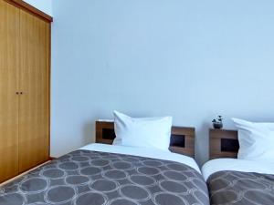 伊東市にあるLimone - Vacation STAY 76261vの白い壁の部屋にベッドが2つある