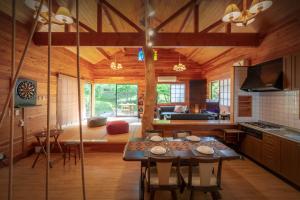 una cucina e un soggiorno con tavolo e sedie di Four Seasons Oasis MIYAGI ZAO - Zao Sansuien - Gai - Vacation STAY 54220v a To-katta