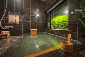 una piscina in un bagno con finestra di Four Seasons Oasis MIYAGI ZAO - Zao Sansuien - Gai - Vacation STAY 54220v a To-katta