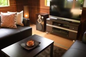 un soggiorno con un divano e un tavolo con una televisione di Four Seasons Oasis MIYAGI ZAO - Zao Sansuien - Gai - Vacation STAY 54220v a To-katta
