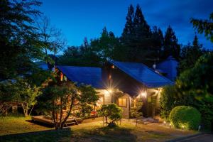 una casa con un tetto solare di notte di Four Seasons Oasis MIYAGI ZAO - Zao Sansuien - Gai - Vacation STAY 54220v a To-katta
