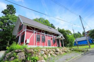 una casa rossa sul lato di una strada di U pause - Rental villa with natural hot spring - Vacation STAY 54202v a To-katta