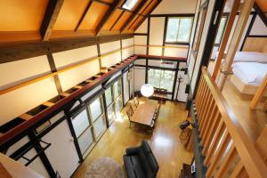 una vista sul soffitto di una camera con letto e tavolo di U pause - Rental villa with natural hot spring - Vacation STAY 54202v a To-katta