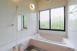 un bagno con vasca e finestra di U pause - Rental villa with natural hot spring - Vacation STAY 54202v a To-katta Altre 25 foto
