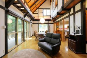un soggiorno con tavolo e sedia in pelle di U pause - Rental villa with natural hot spring - Vacation STAY 54202v a To-katta